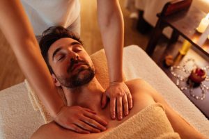 homem recebendo massagem tantrica