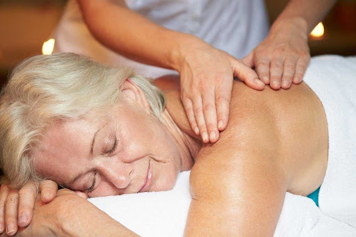 Conheça os benefícios da massagem para idosos