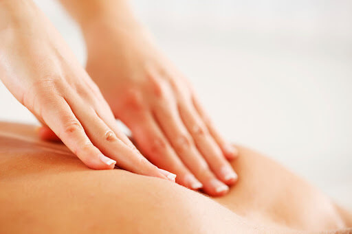Descubra como é feita a massagem nuru