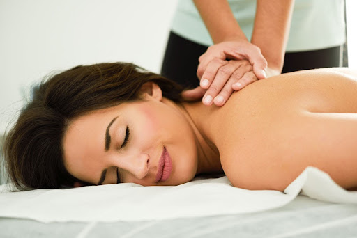 Mulheres também podem agendar uma sessão de massagem na Corpus SPA?