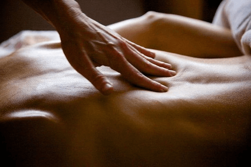 4 razões pelas quais você deve fazer uma massagem lingam