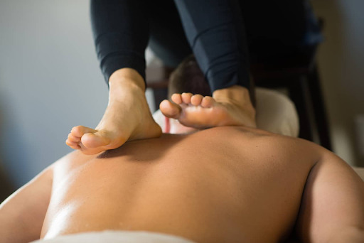 Massagem com os pés alivia a tensão e dores musculares