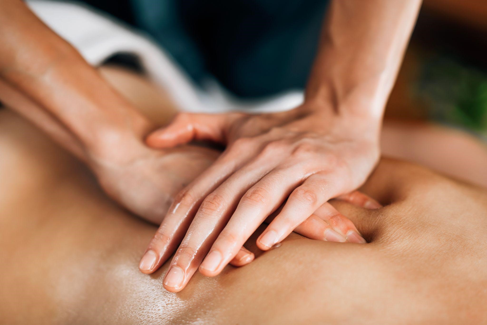 Massagem Tântrica ou Nuru: Qual fazer?