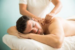 Massagem tântrica: entenda o que é e como funciona