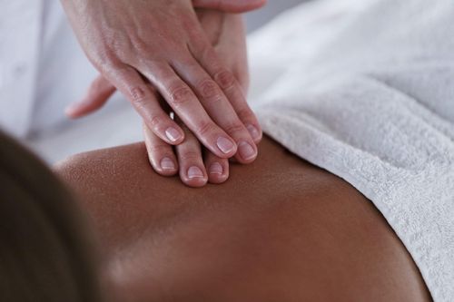 Uma pessoa recebendo uma massagem relaxante 